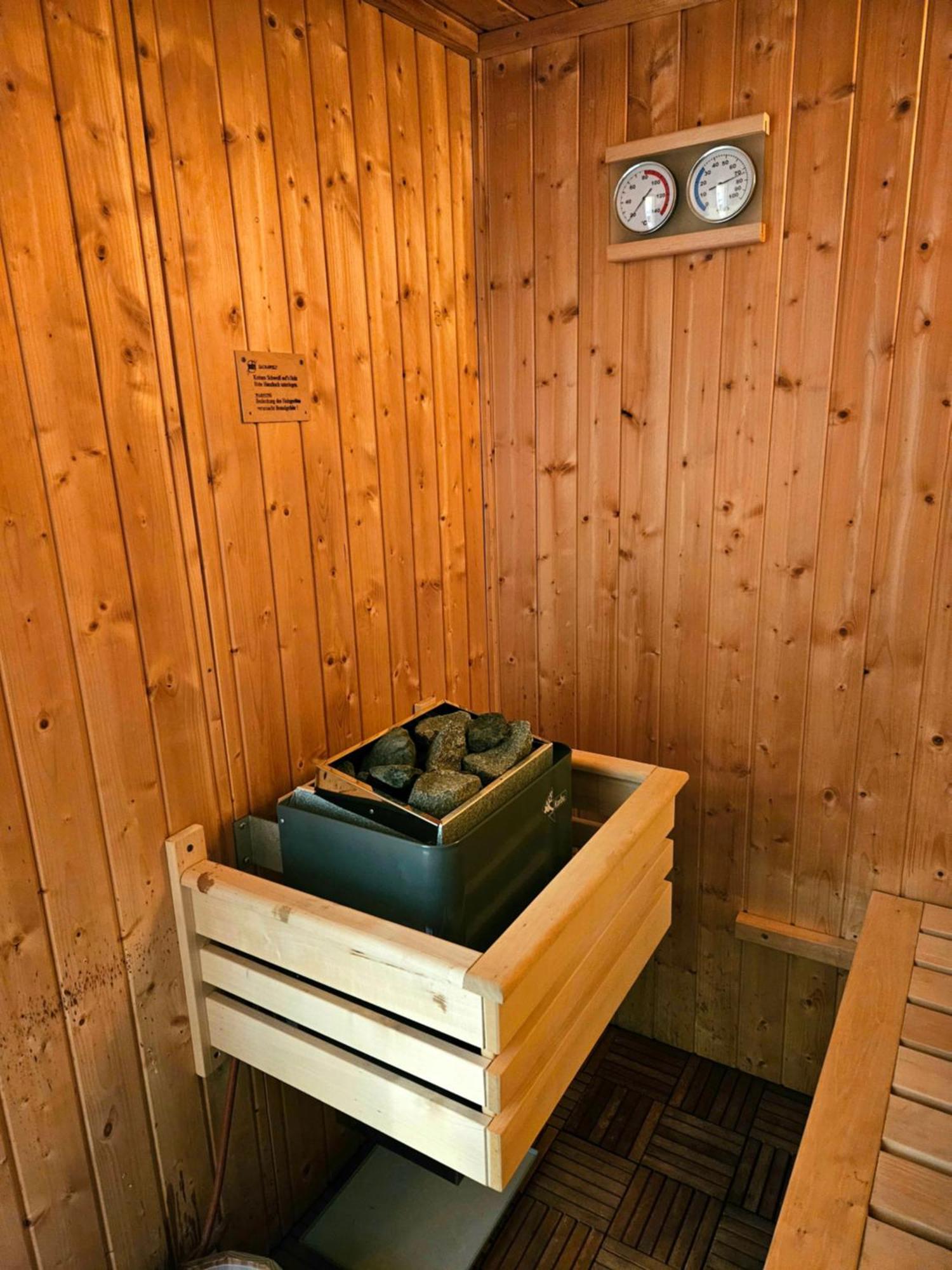 Gemütliche FeWo mit Sauna inmitten der Berge Apartamento Meiringen Exterior foto